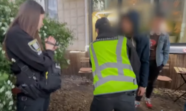 На столичній Дарниці затримали чоловіка, який збував наркотики, ховаючи їх у гіпсове “каміння” (фото, відео)