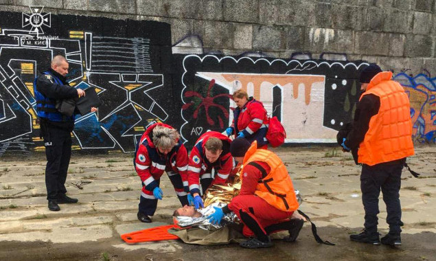 На столичній Дніпровській набережній врятували плавця з Труханового острова (фото)