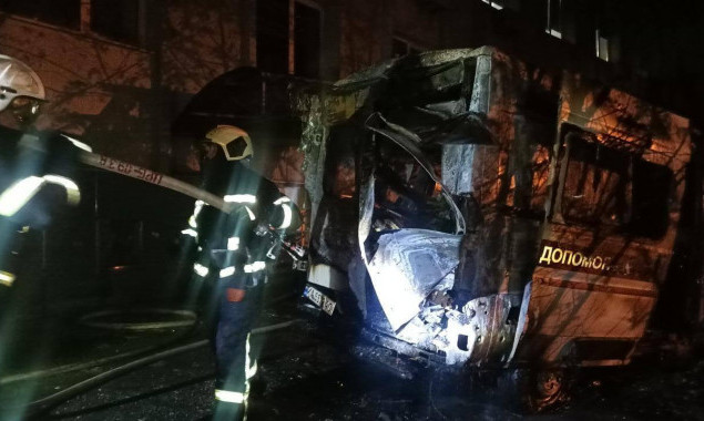 На території столичної Олександрівської лікарні згоріла швидка, одна жінка загинула