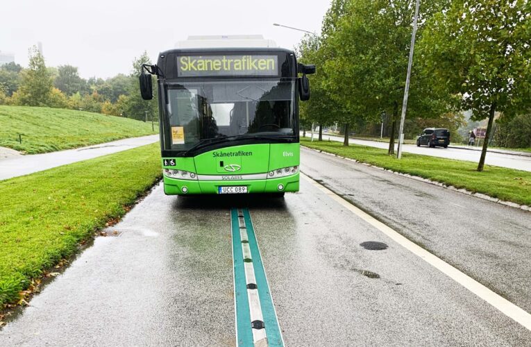 Найдовшу у світі дорогу, яка заряджатиме електромобілі під час руху, будують у Швеції