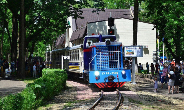 “Паровозний weekend”: “Київська дитяча залізниця” запрошує здійснити мандрівку Сирецьким парком