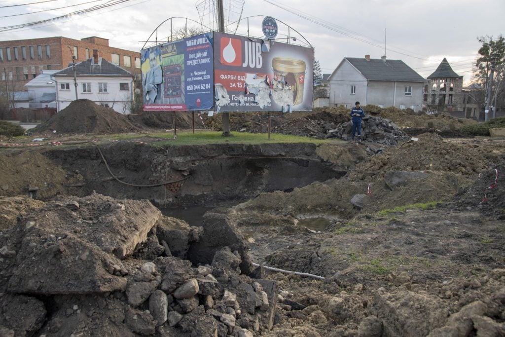 pracjuvali na glibini ponad shist metriv u chernivcjah zavershili zaminu kanalizaciyi poblizu aeroportu 698beb1