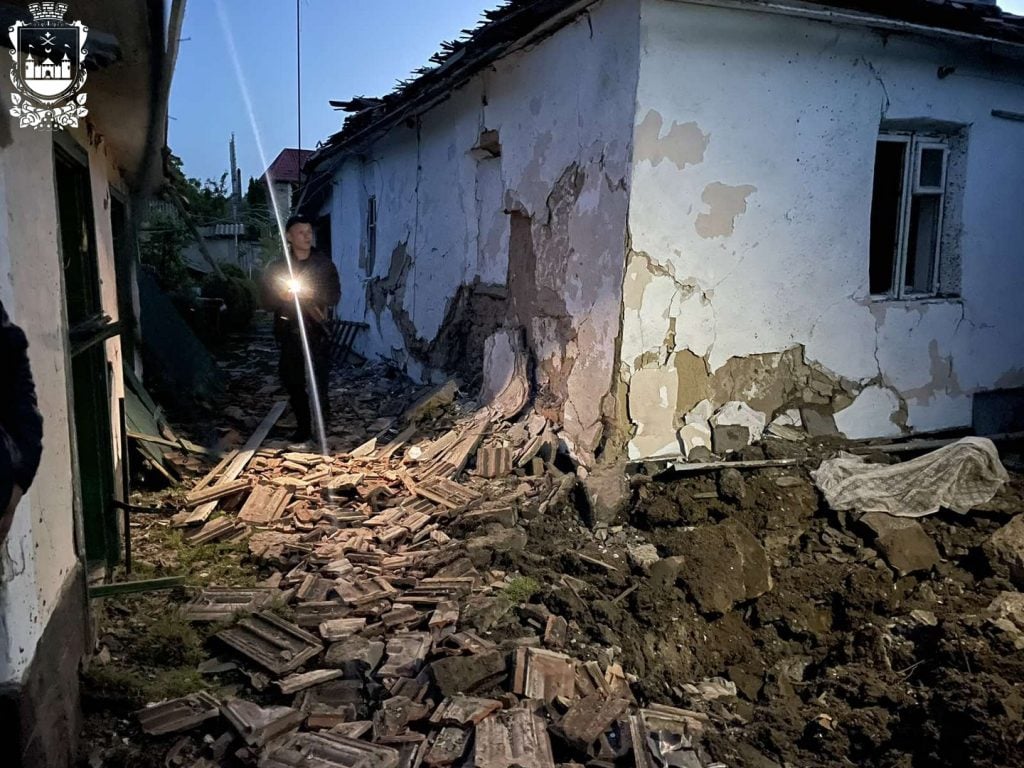 rozbiti vikna vibiti dveri ta poshkodzheni pokrivli naslidki padinnja zbitogo rosijskogo bezpilotnika na bukovini 3559ac3