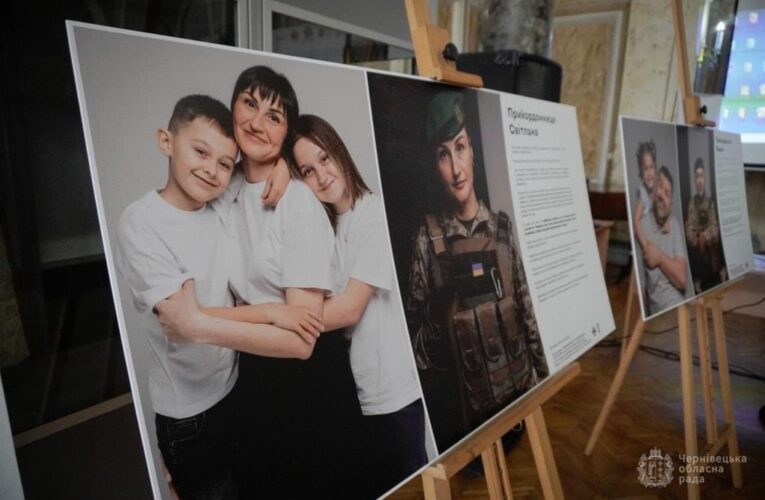 Руйнування гендерних стереотипів: у Центрі культури «Вернісаж» презентують виставку про родини прикордонників