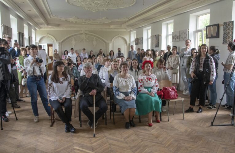 Сучасний крій, лелітки та зав’язка на бантик: у Чернівцях показали відтворену вишиту сорочку Ольги Кобилянської