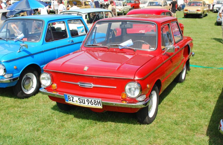 У Буковинському центрі культури та мистецтва перетворять старий автомобіль на артоб’єкт