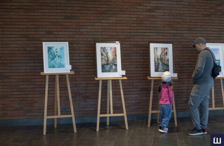 У Чернівцях художниця-арттерапевтка Ірина Попович-Бабюк відкрила виставку своїх картин. Фото