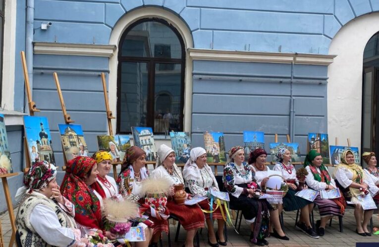 У Чернівцях у День вишиванки жінки ВПО ходили червоною доріжкою в традиційному буковинському одязі