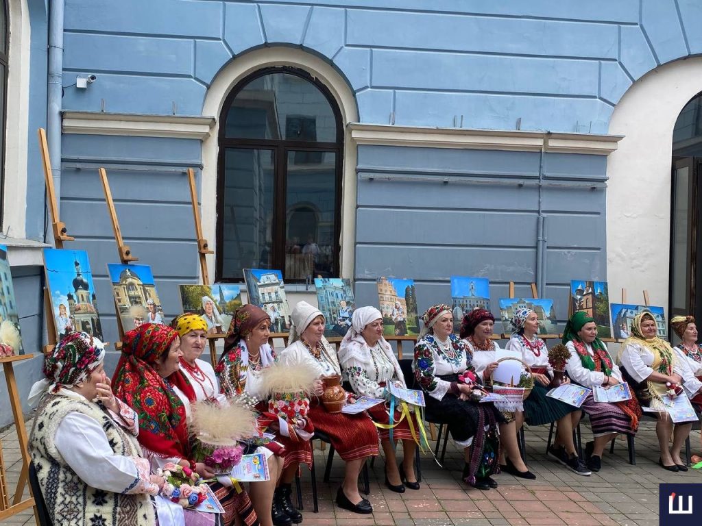 u chernivcjah u den vishivanki zhinki vpo hodili chervonoju dorizhkoju v tradicijnomu bukovinskomu odjazi e663b25