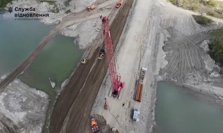 У Глиниці відкриють тимчасовий міст. Чому демонтували старий та де подівся метал багатотонної конструкції