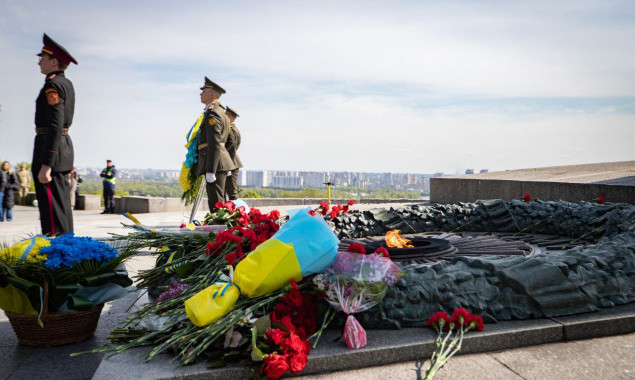 У Києві біля Вічного вогню пройшли урочистості з нагоди Дня пам’яті та примирення