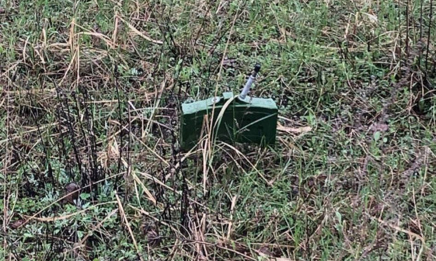 У Макарівській громаді діти поблизу дороги виявили міну з розтяжкою (фото)