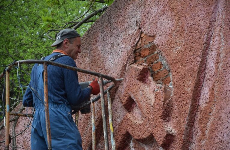 У місті на Буковині демонтували радянську символіку з площі. Фото