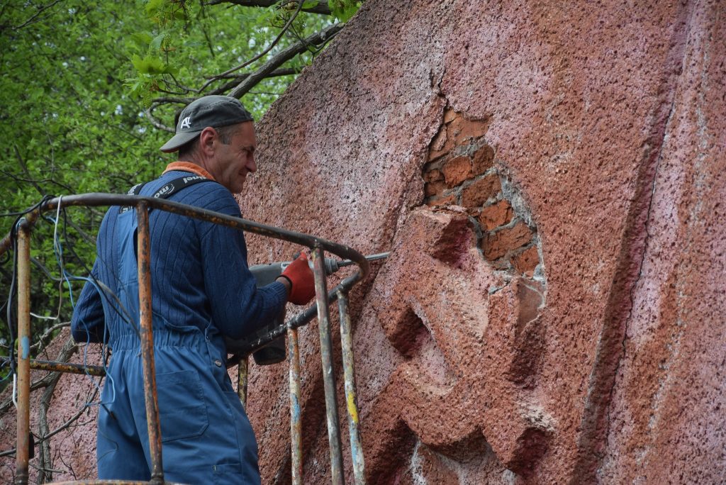 u misti na bukovini demontuvali radjansku simvoliku z ploshhi foto b386bb8