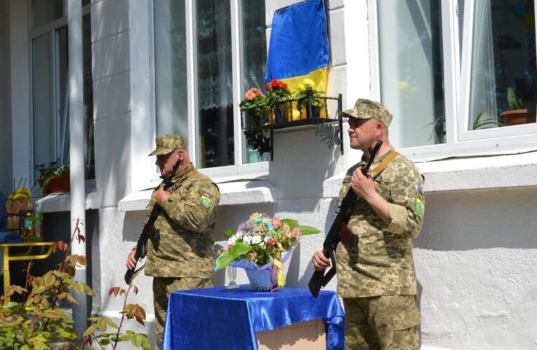 У селі на Буковині встановили меморіальну дошку загиблому військовому у його рідній школі