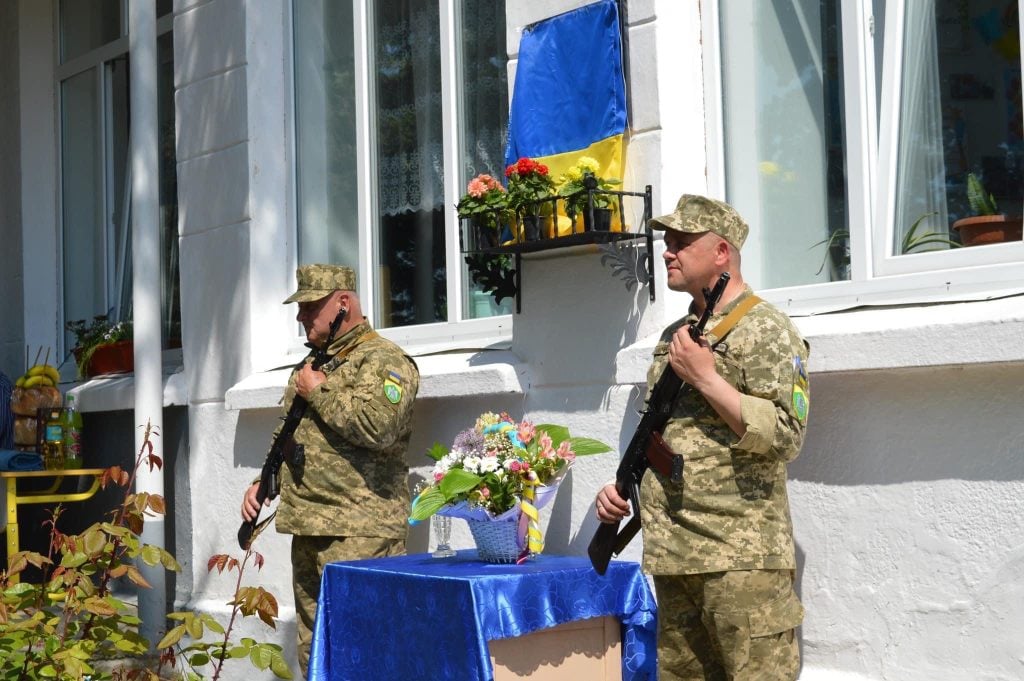 u seli na bukovini vstanovili memorialnu doshku zagiblomu vijskovomu u jogo ridnij shkoli 58b423c