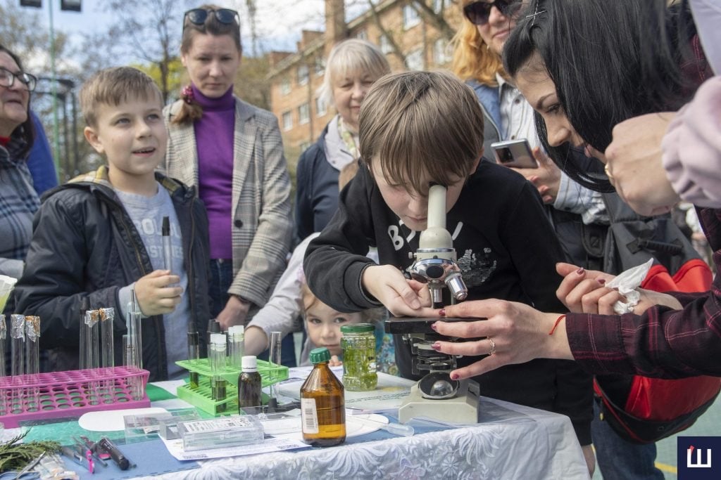 u skveri bilja centralnogo korpusu chnu provedut naukovij piknik 4687f64