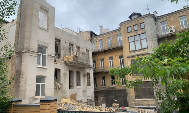 У столиці зупинили знесення 130-річний флігеля на Рейтарській, але історична будівля пошкоджена
