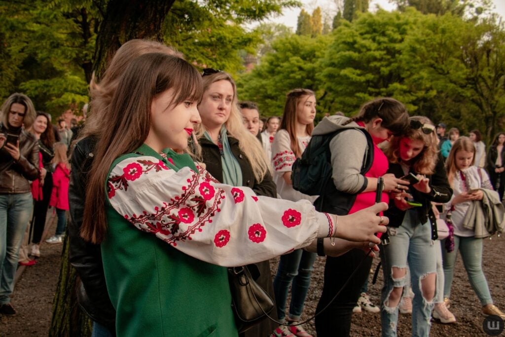 vishivayemo peremogu u skveri navproti chnu provedut nizku zahodiv do dnja vishivanki 3c5184b