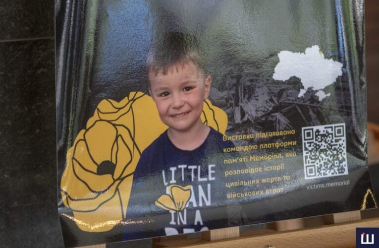 «Це міг бути мій друг»: у Чернівцях відкрили виставку історій дітей, що загинули від російської агресії