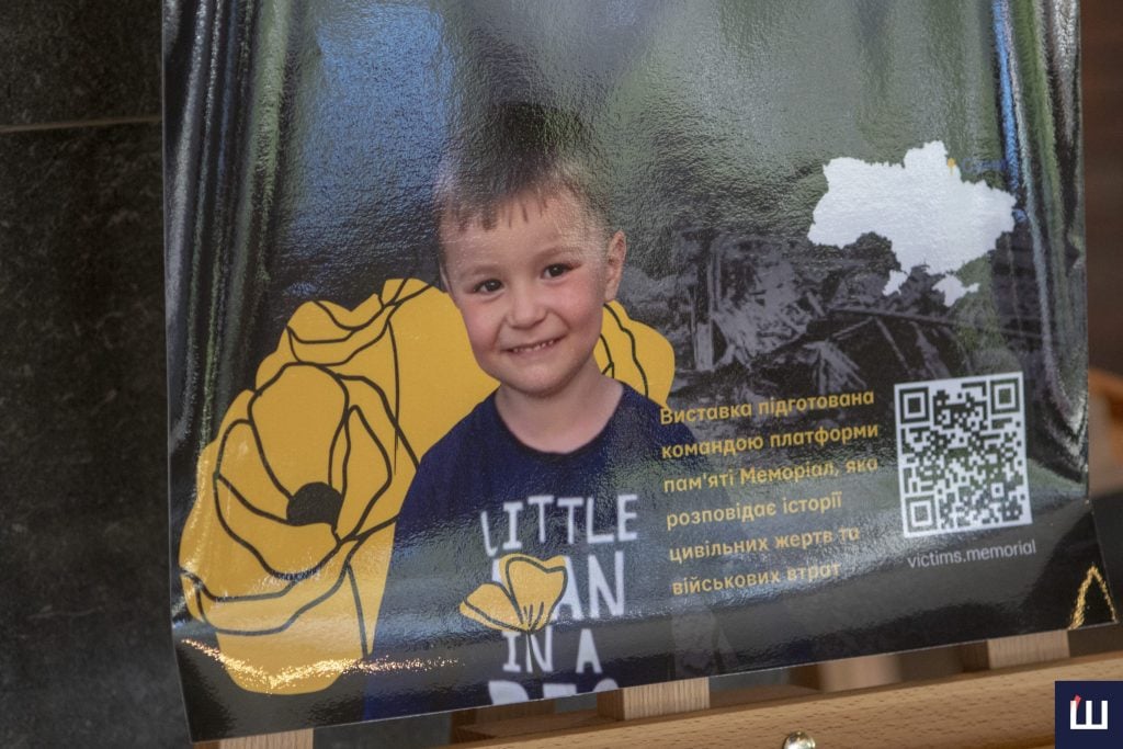 ce mig buti mij drug u chernivcjah vidkrili vistavku istorij ditej shho zaginuli vid rosijskoyi agresiyi 992ce1c