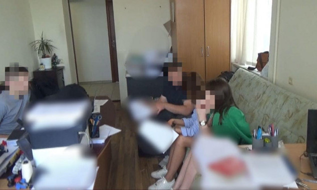 На Київщині викрили схему переправлення “ухилянтів” за кордон  під прикриттям діяльності благодійного фонду (фото, відео)