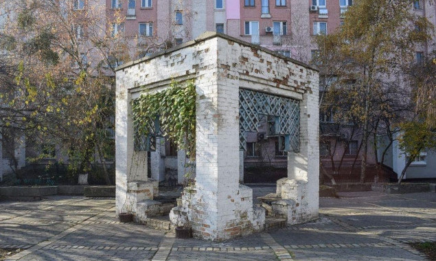 На Подолі демонтують альтанку, яку можна реконструювати