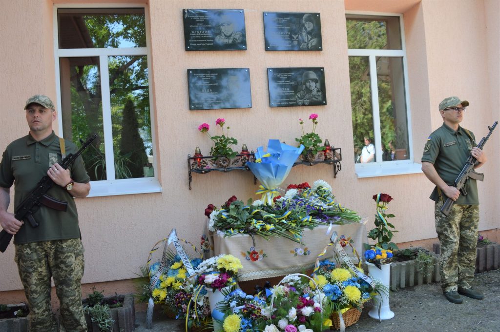 u liceyi na bukovini vidkrili chotiri memorialni doshki zagiblim vijskovim 150464d