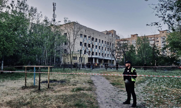 У справі про загибель людей біля укриття в Києві суд відправив трьох посадовців під домашній арешт, охоронець під вартою