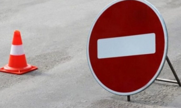 На столичній вулиці Козацькій через аварію на водопроводі перекрито рух транспорту