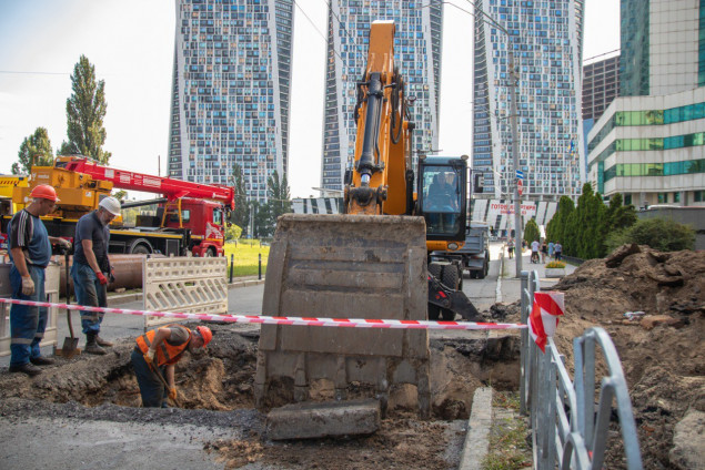 В Шевченківському районі комунальники замінили пошкоджену ділянку магістральної тепломережі