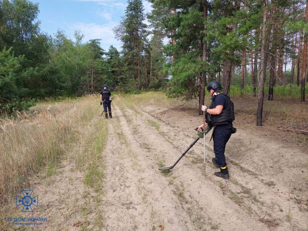 chernivecki pirotehniki rozminovujut deokupovani teritoriyi donechchini d8eb9de