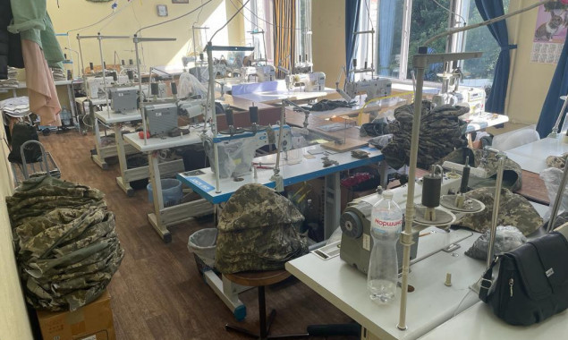 Директора фабрики викрили на постачанні неякісної форми для військової частини у Києві на понад 35 млн гривень