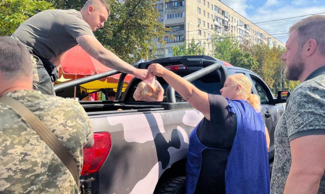 КП &ldquo;Київська спадщина&rdquo; та столичні підприємці провели збір продуктових наборів для військових