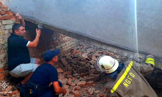 У Бородянській громаді рятувальники визволили дитину з-під завалу недобудови (фото)