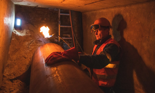 Столичні комунальники усунули пошкодження тепломережі на Оболонському проспекті