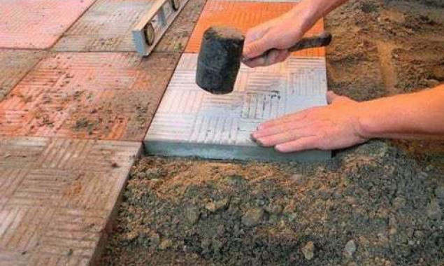 У дворі Вишнівського ліцею збираються укласти бруківку на понад 2 млн гривень