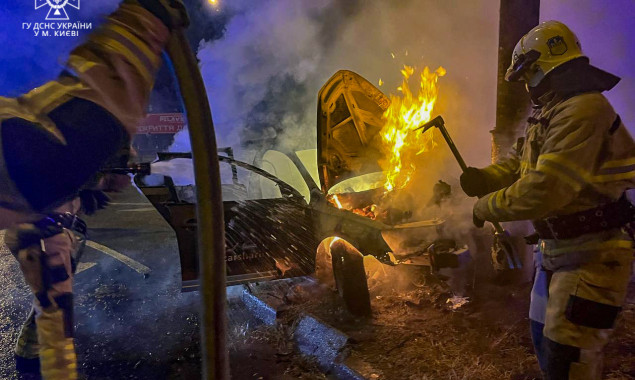У Святошинському районі столиці вночі автомобіль врізався в електроопору і загорівся 