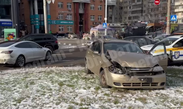 На столичній Оболоні при зіткненні трьох автівок помер чоловік