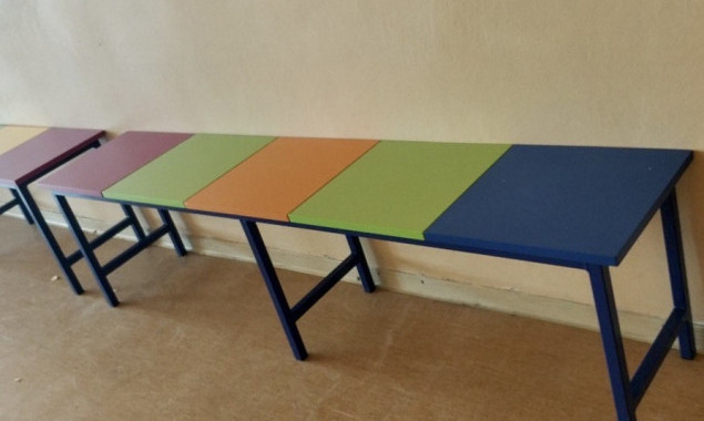 Для навчальних закладів Дніпровського району столиці вирішили закупити шість сотень лавок 