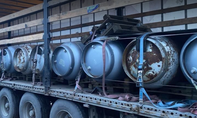 На Київщині викрили псевдо благодійників, які під виглядом гуманітарної допомоги завезли фреон в Україну 