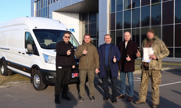 Очільник КОДА Руслан Кравченко передав одному з зенітних батальйонів командно-штабну автівку