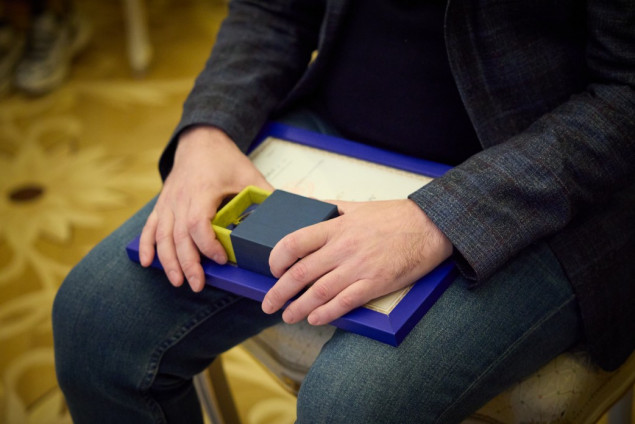 Президент Зеленський відзначив &ldquo;Золотим серцем&rdquo; 19 волонтерів з Києва та області