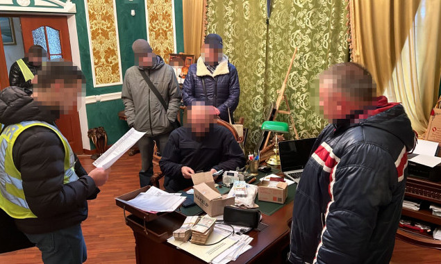 Столичного чиновника викрили на вимаганні хабаря за надання в оренду приміщення