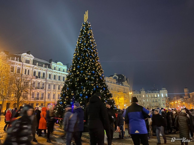 u den svjatogo mikolaja na sofijskij ploshhi tradicijno zasvitili vogni na golovnij jalinci krayini 4976052