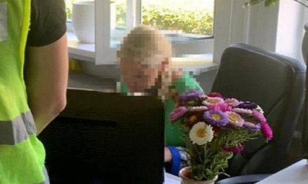 У Києві судитимуть посадовицю Дніпровської РДА за мільйонну розтрату на закупівлі стільців для укриттів