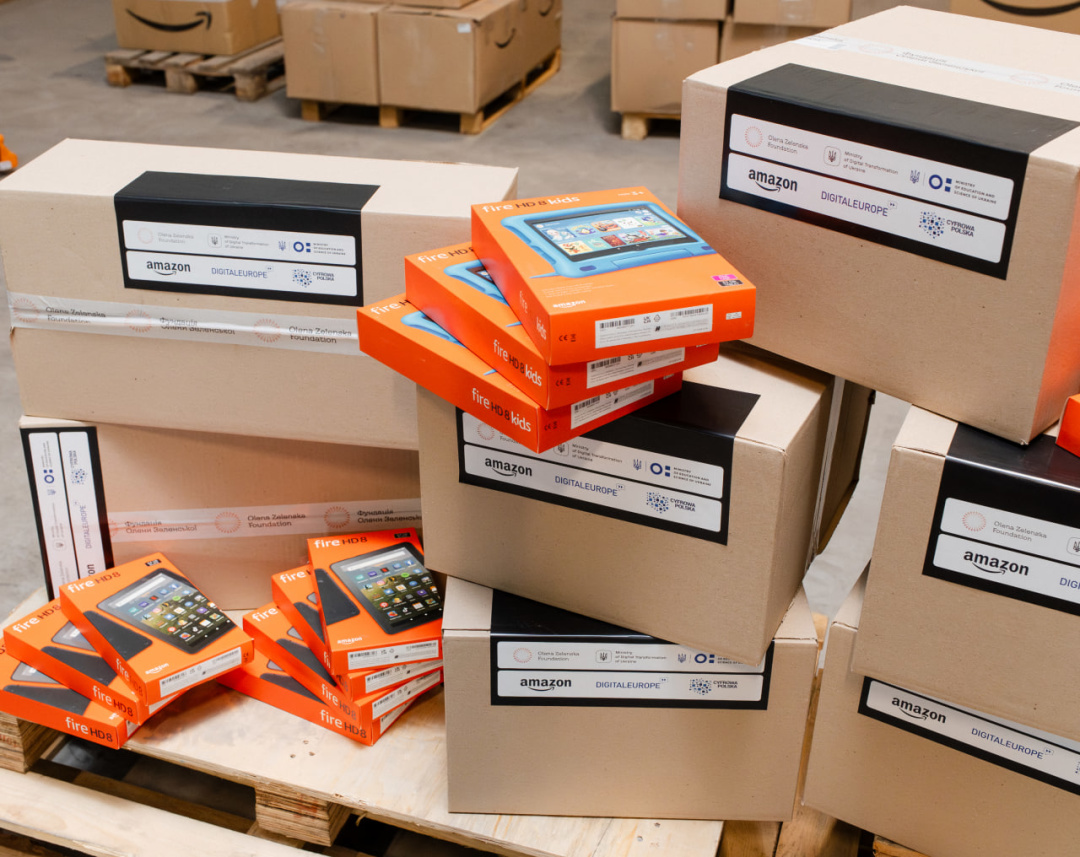 amazon peredav majzhe 5 000 cifrovih pristroyiv dlja ukrayinskih shkoljariv 3cf9200