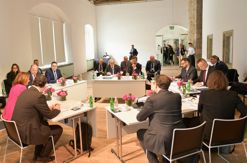 diplomati centralnoyevropejskoyi pjatirki obgovorili pidtrimku ukrayini ta rozshirennja yes 13f5ef4