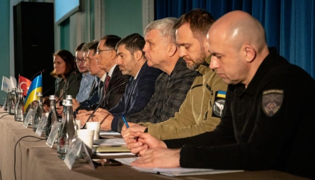 Лубінець і омбудсмен Туреччини зустрілися з родинами українських військовополонених