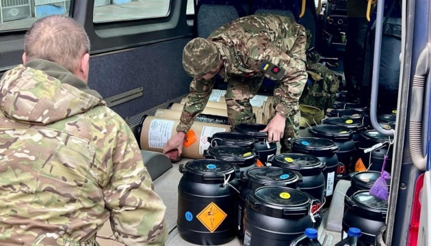 Митники передали 360 кг конфіскованого пороху снайперам Нацгвардії